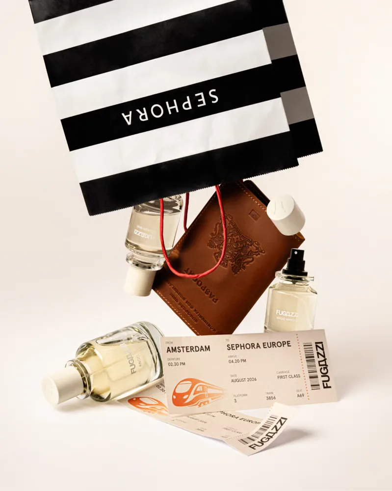 Fugazzi — bočice ispadaju iz Sephora kese, uz kožni pasoš i kartu Amsterdam–Sephora Europe
